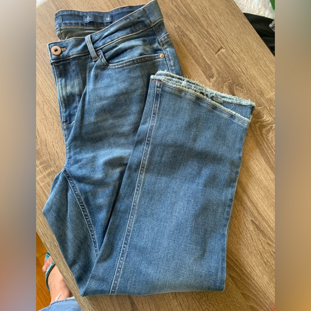 Women's Blue Jeans
Demi Boot Cut
Havana Wash
Sits at the waist
Slightly Fitted.